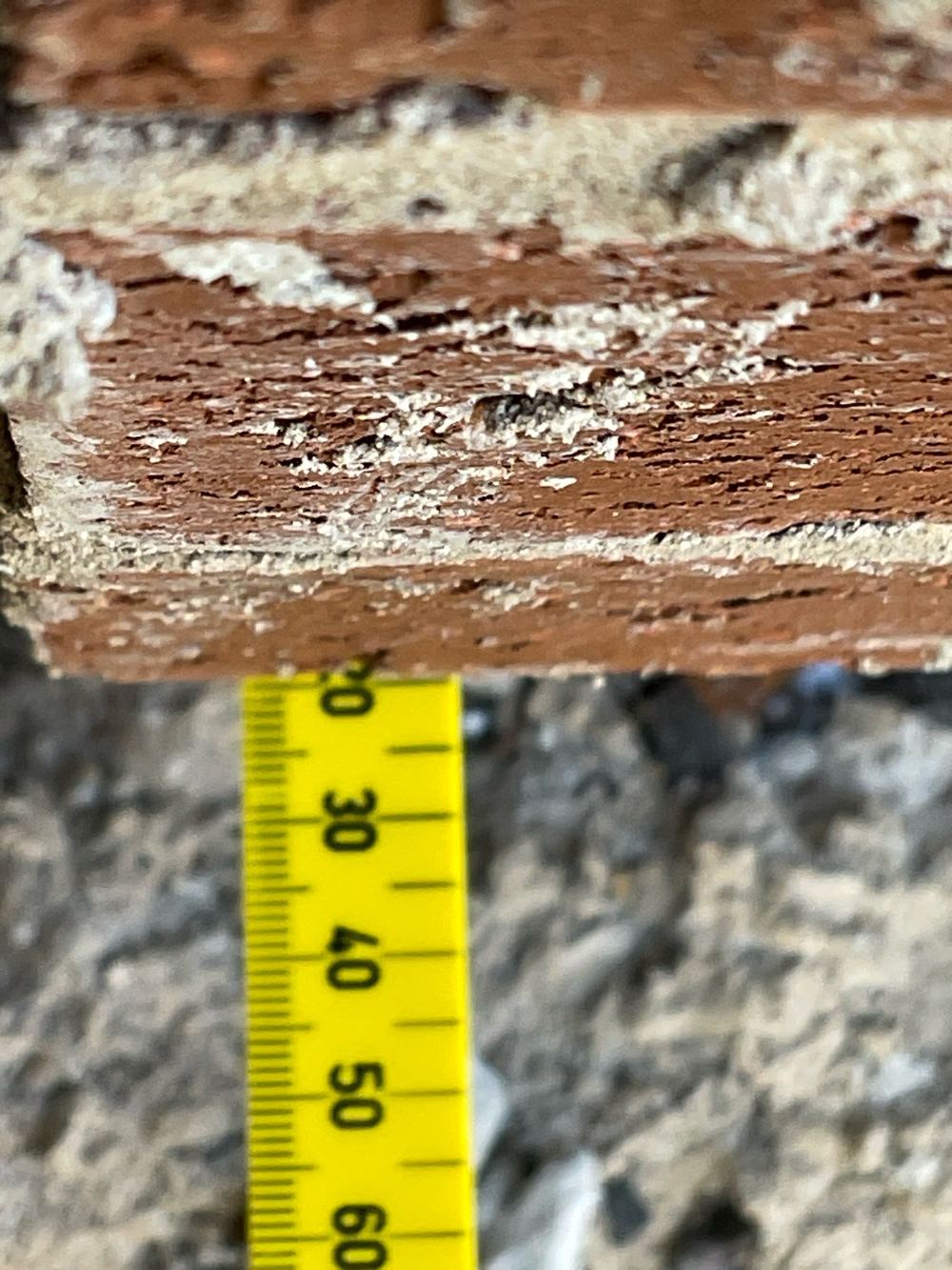 Bottom brick course overhanging the slab edge by more than 15mm, Strathtulloh
